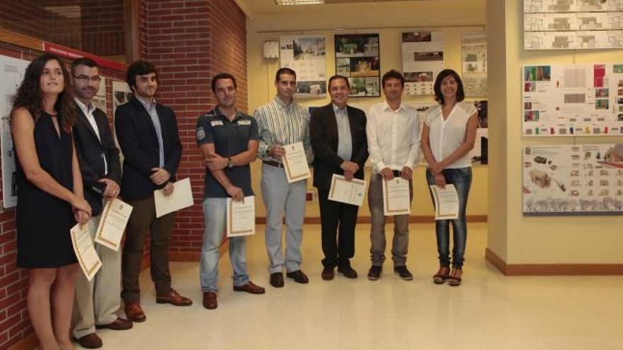 La foto de familia de los finalistas en el concurso de ideas convocado para cubrir los casetones de la avenida de Castilla.