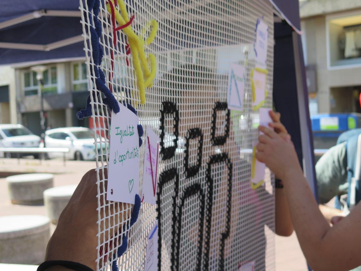 Detall de la intervenció artística, amb fils i aportacions dels participants sobre la inserció laboral de les persones amb discapacitat i trastorns de salut mental