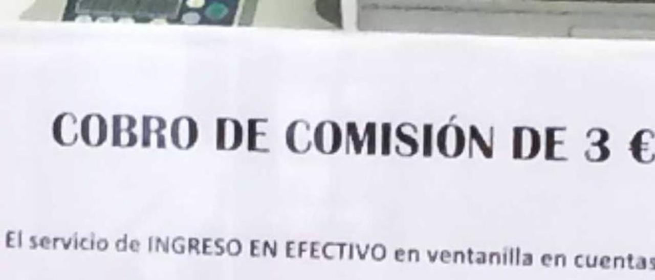 Cartel en el banco denunciado.