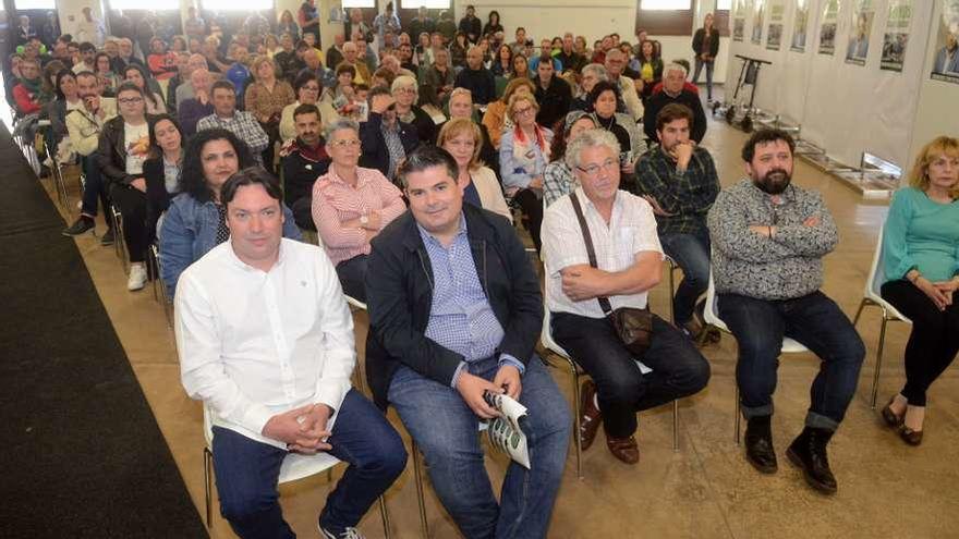 Cordal y Charlín, a la izquierda, con parte del público que acudió al mitin. // Noé Parga