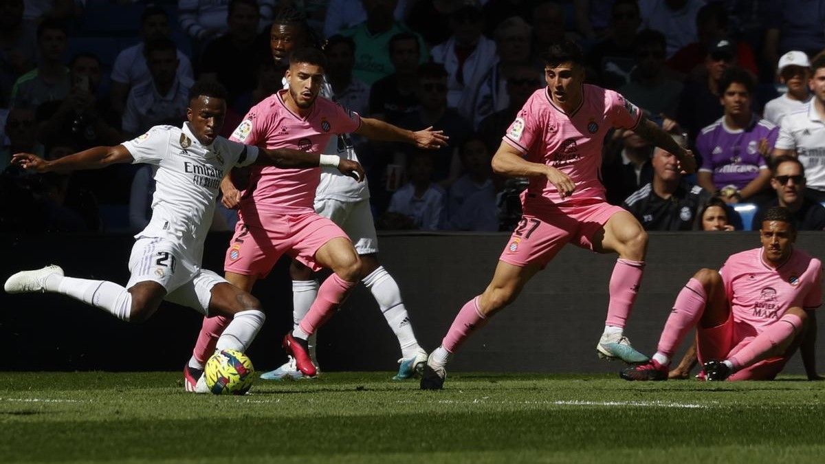 Vinícius conecta el disparo que supuso el primer gol del Madrid ante el Espanyol.