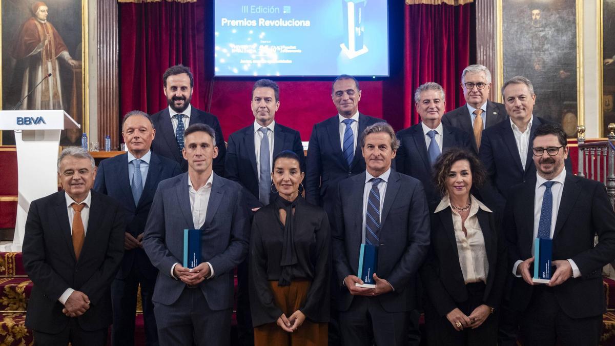 Jurado, la consellera Ruth Merino y galardonados de los Premios Revoluciona BBVA.