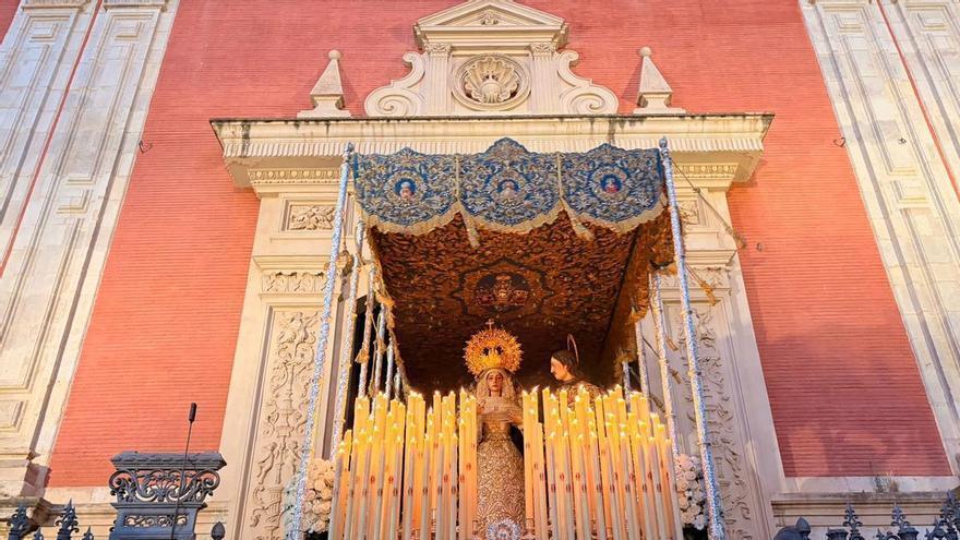 Vídeo | Sale el palio de la Virgen de la Merced de Pasión