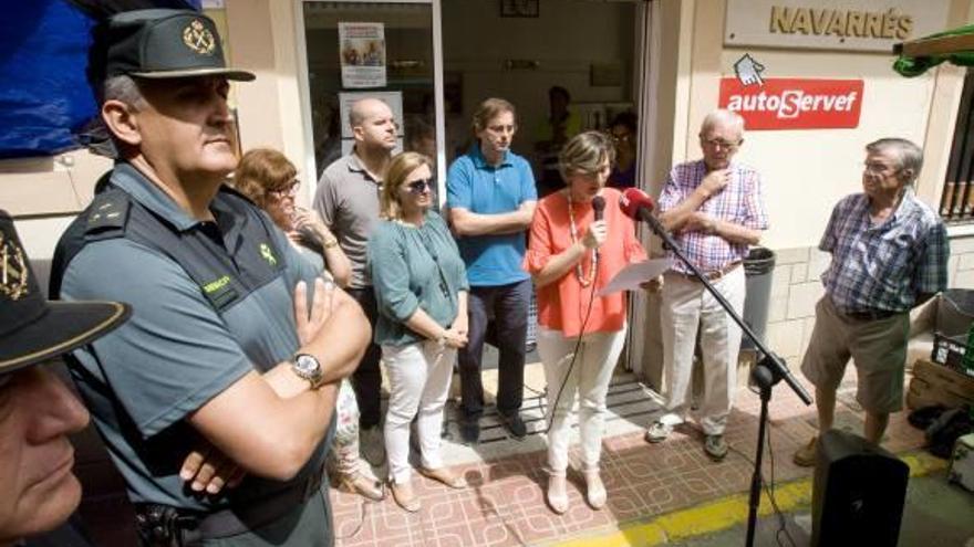 La alcaldesa de Navarrés lee un manifiesto rodeada de los hijos y el marido de la desaparecida.