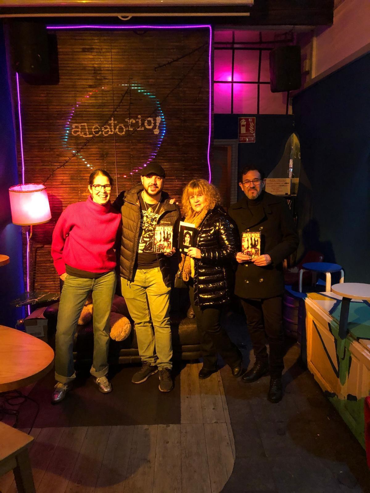 Verso Fuster, tercera por la izquierda, con algunos de los participantes en la lectura.