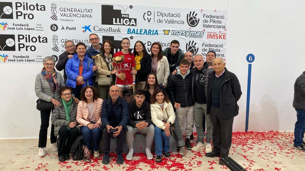 Júlia amb família, amics i amigues celebren la victòria