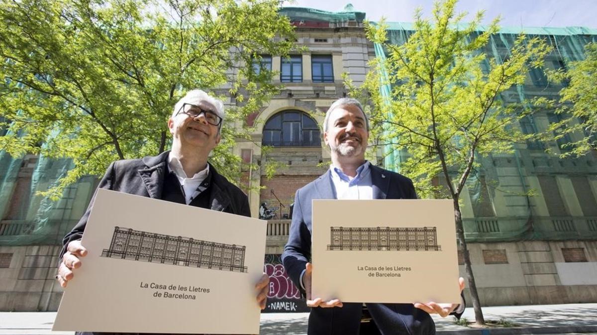 El concejal de Sant Martí Josep Maria Montaner y el teniente de alcalde Jaume Collboni, frente a la futura Casa de les Lletres.