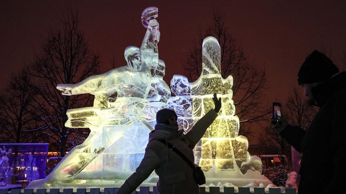 Esculturas y castillos de nieve en festivales de hielo de Moscú y  Heilongjiang, en el norte de China