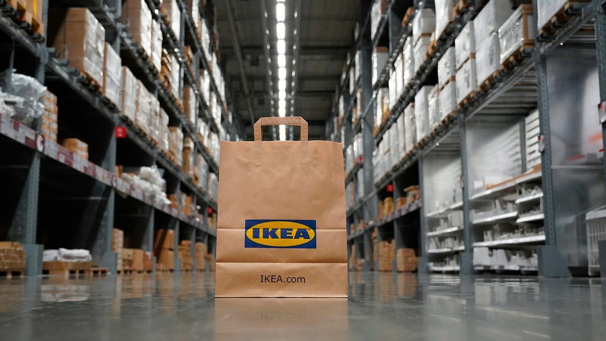 Mañana se esperan colas kilométricas en Ikea para conseguir el mantel antimanchas más grande y barato del mercado: repele líquidos y se limpia de una pasada