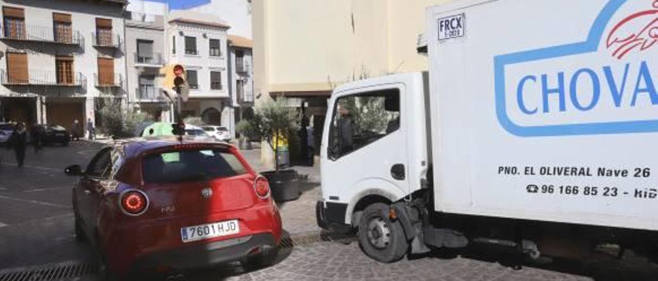 Coche y camión bloqueados por la avería del pilón.