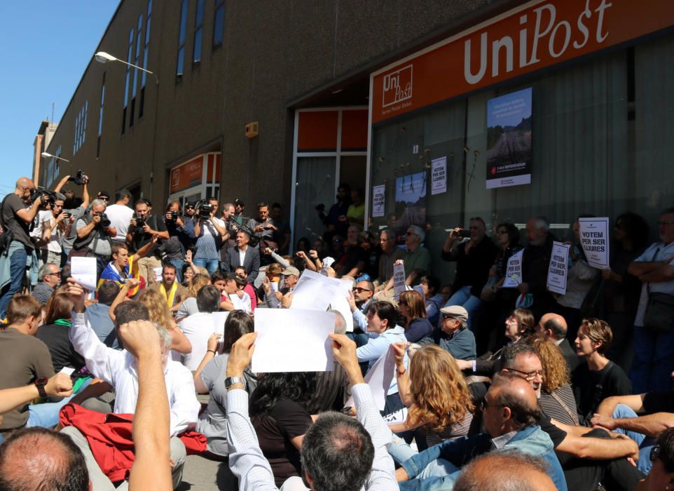 Resistència pacífica davant d'Unipost a Terrassa