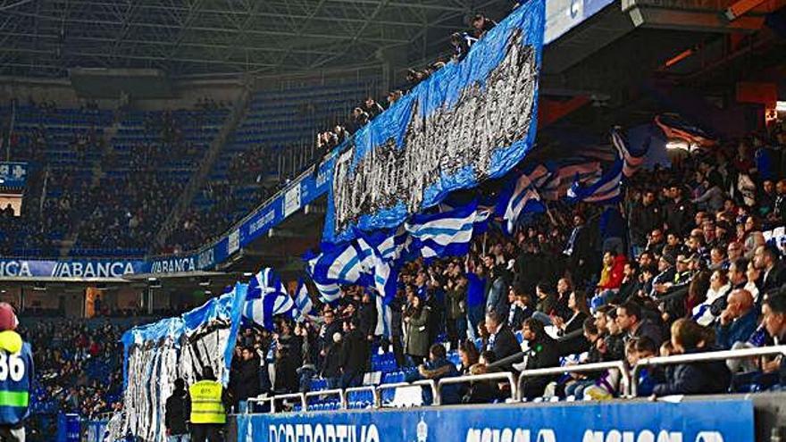 Aficionados deportivistas en la grada de Riazor en el partido contra el Almería.