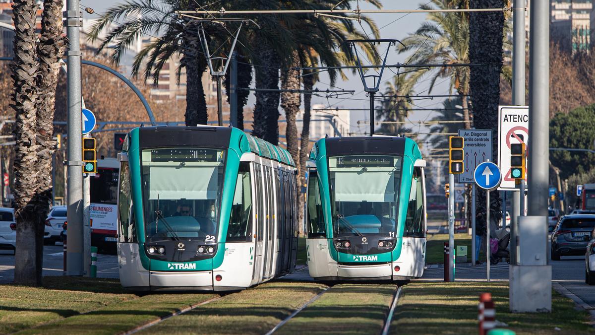 Dos convoys del Trambaix a su paso por la Diagonal de Barcelona.