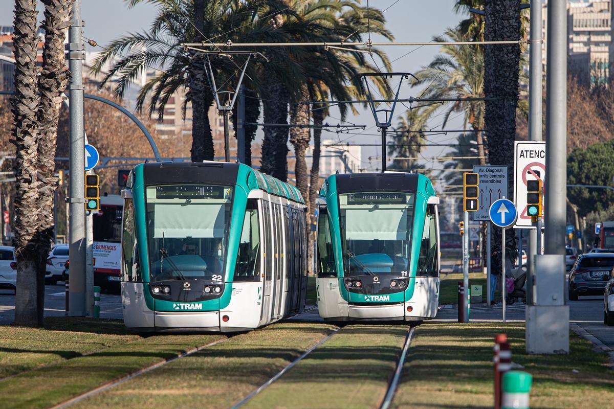 Dos convoys del Trambaix a su paso por la Diagonal de Barcelona.