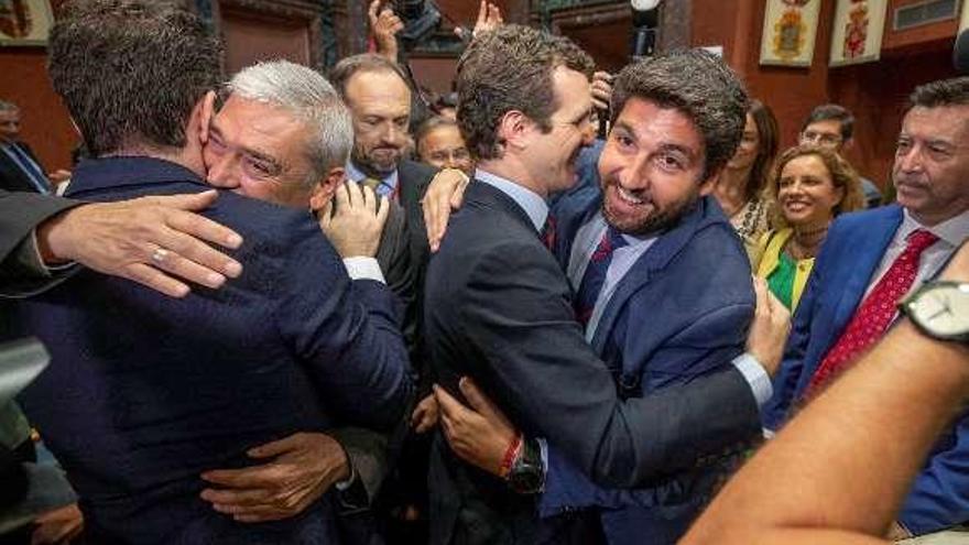 Pablo Casado abraza a Fernando López Miras tras su investidura como presidente de Murcia, este viernes.  // Efe