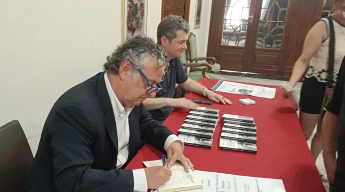 El periodista firmando libros en el acto del pasado martes en el Ateneo Mercantil