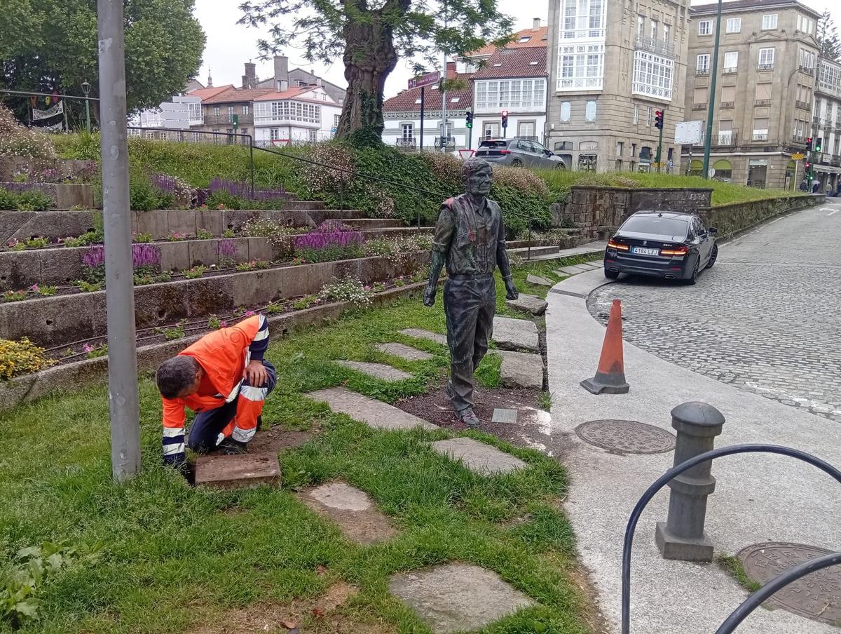 La estatua de Moncho Reboiras en Santiago aparece vandalizada con pintura roja