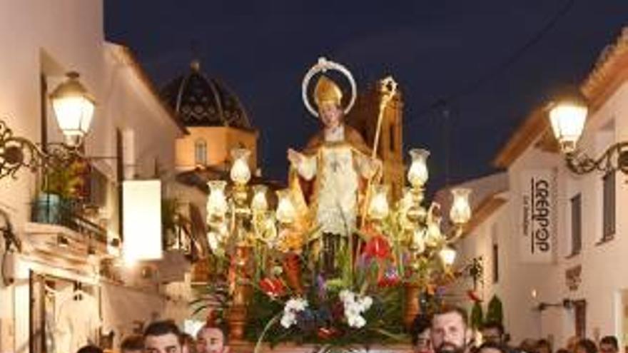 Dos momentos de la procesión del Cristo del Sagrario y San Blas, uno de los momentos más destacados de las Fiestas de Altea.