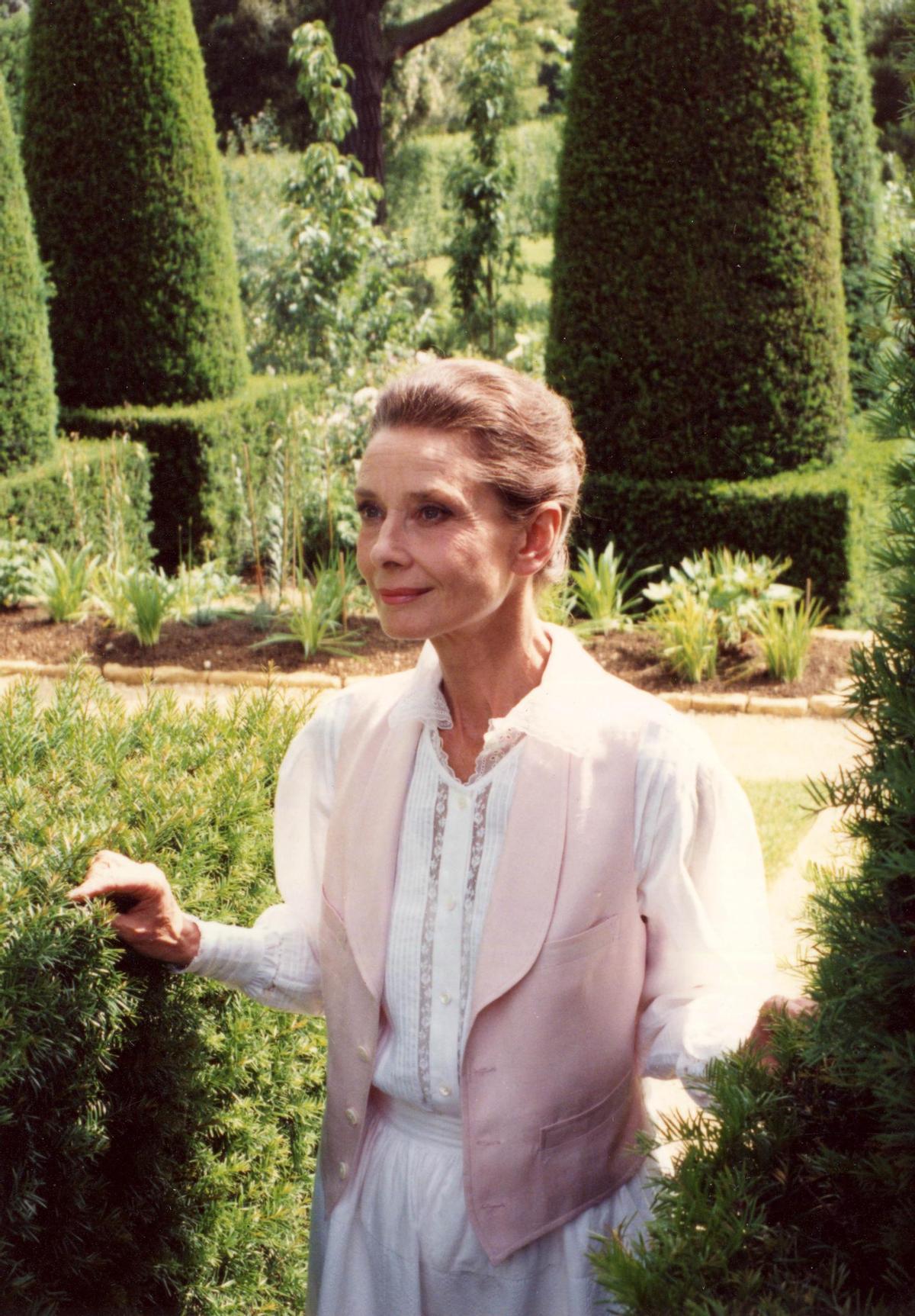 Audrey Hepburn, grabando 'Gardens of the World', su última aparición televisiva.