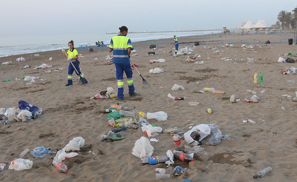 Así amanecen las playas malagueñas después de la noche de San Juan