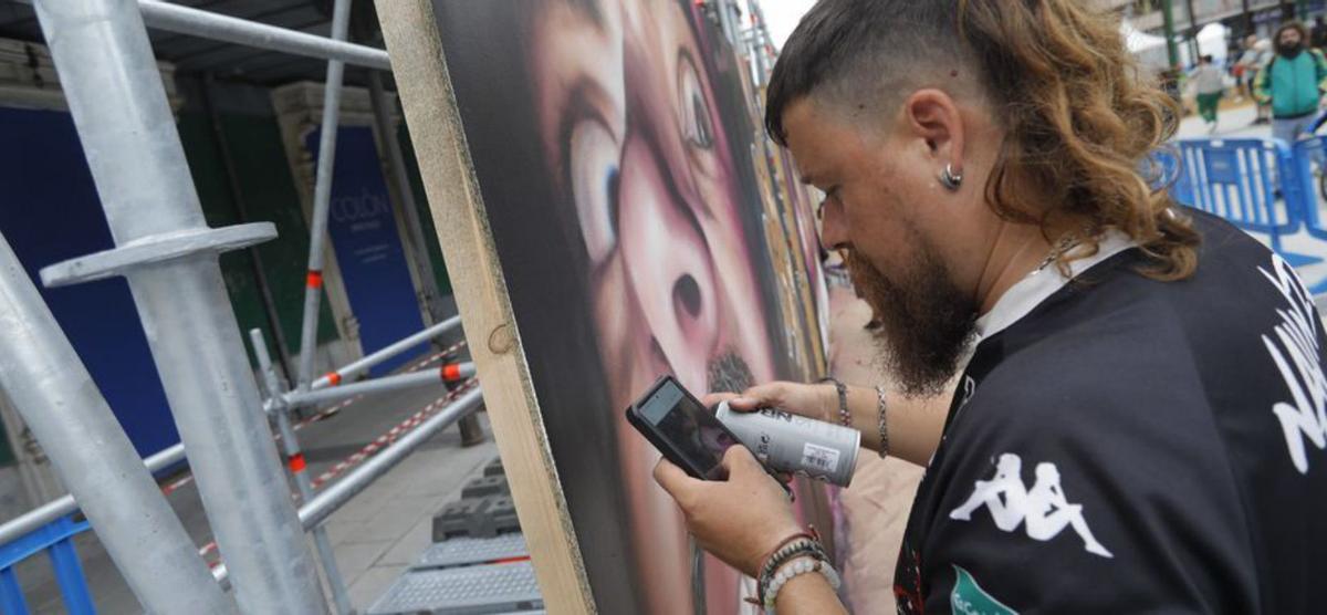 Un artista pinta un graffiti. | Ricardo Solís