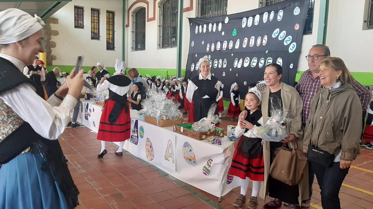 Los aldeaninos del Peña Careses adelantan los Güevos Pintos: así ha sido su mercadillo escolar solidario