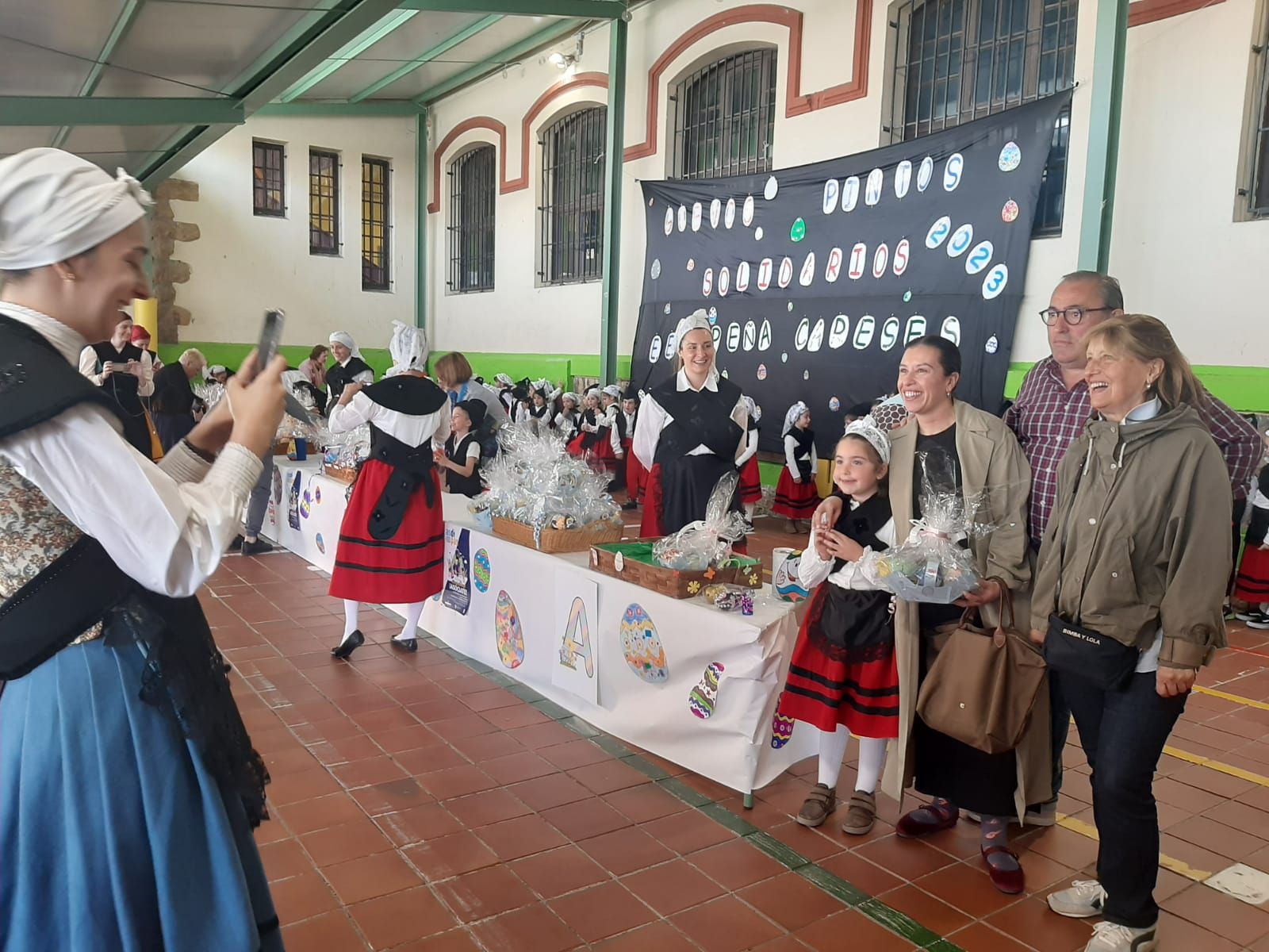 Los aldeaninos del Peña Careses adelantan los Güevos Pintos: así ha sido su mercadillo escolar solidario
