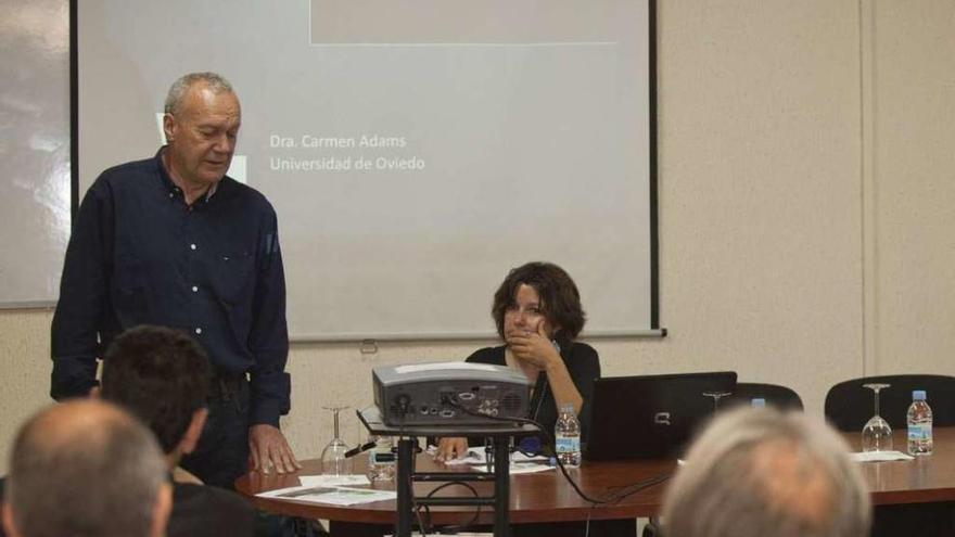 Carmen Adams, durante la conferencia, junto a Aladino Fernández.