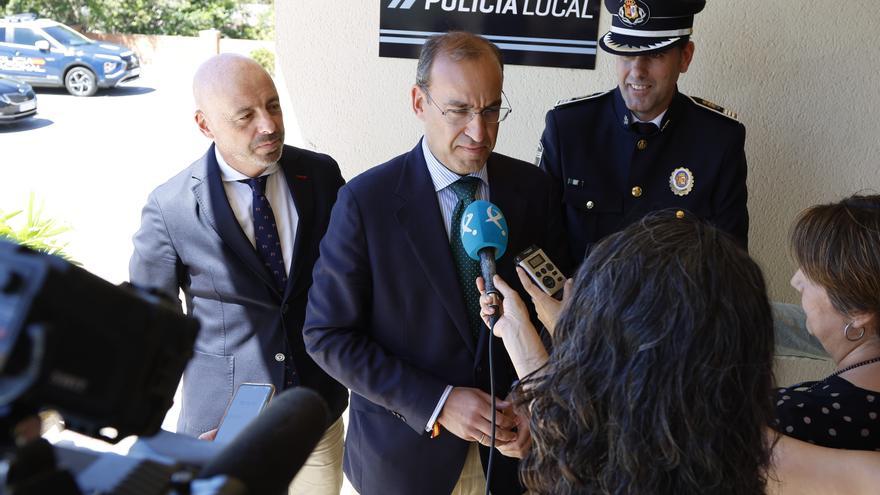 El alcalde de Cáceres se compromete a aumentar la plantilla policial y dotarla de más medios