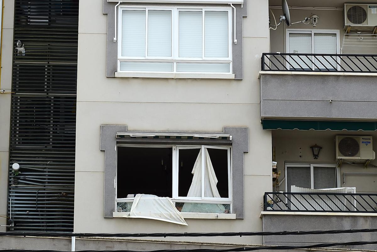 Exterior de la vivienda de Plasencia donde se produjo una explosión.