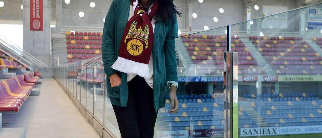 La presidenta del Pontevedra CF, Lupe Murillo, en el estadio de Pasarón. // Gustavo Santos