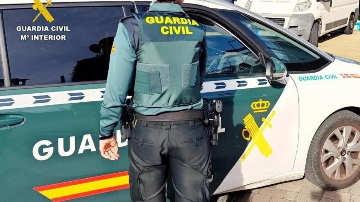 Un agente de la Guardia Civil, en Córdoba.