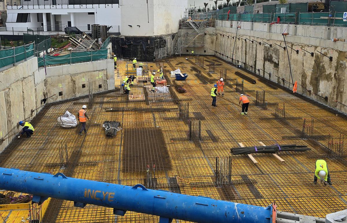 Obreros trabajando en la construcción de un edificio en Vigo.