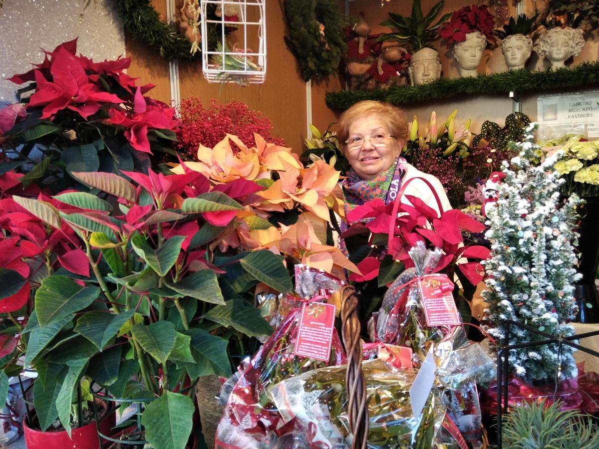 María Mercedes entre flores de Pascua.