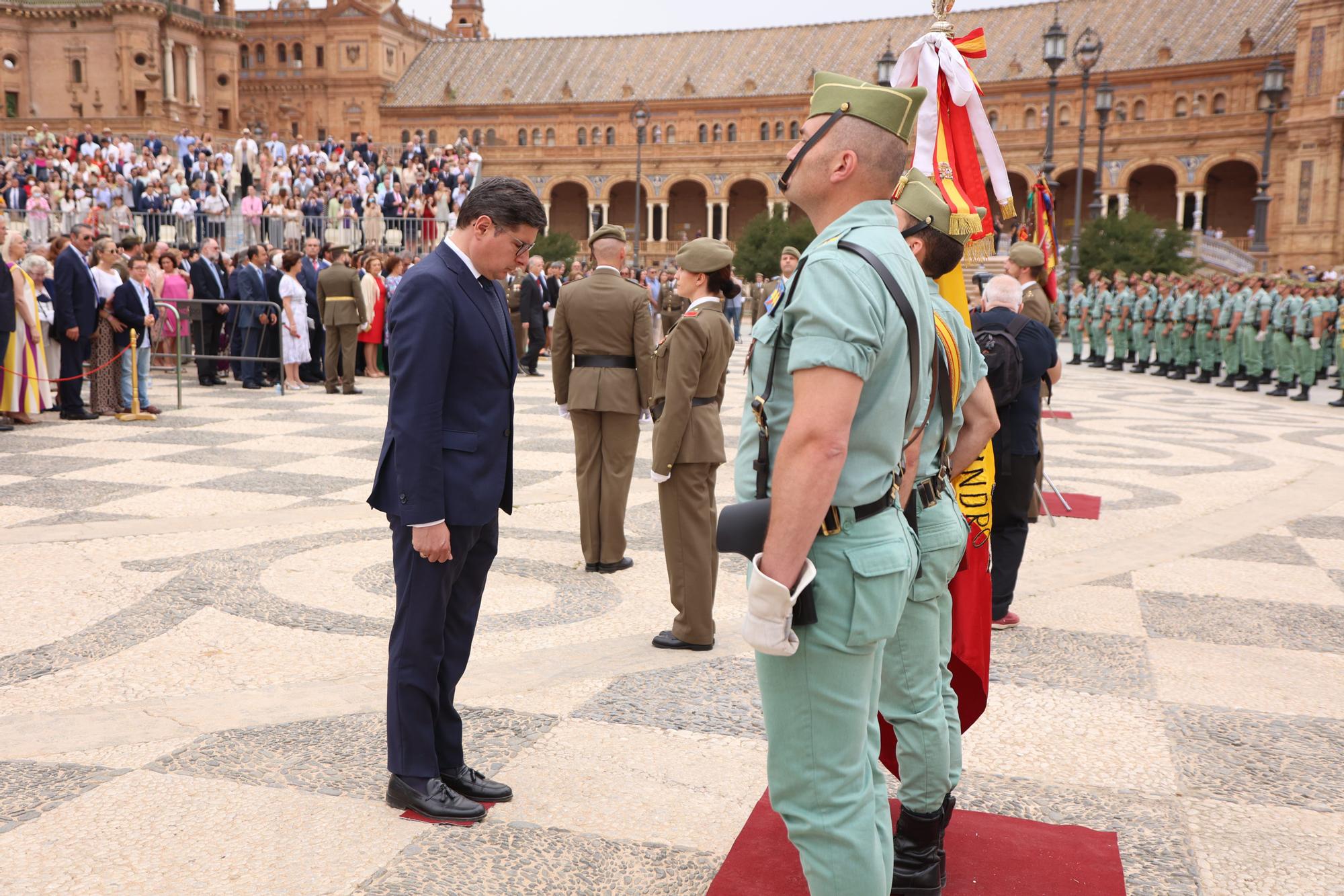 Un hombre frente a la bandera durante el acto de Jura de Bandera civil en la Plaza de España en Sevilla.