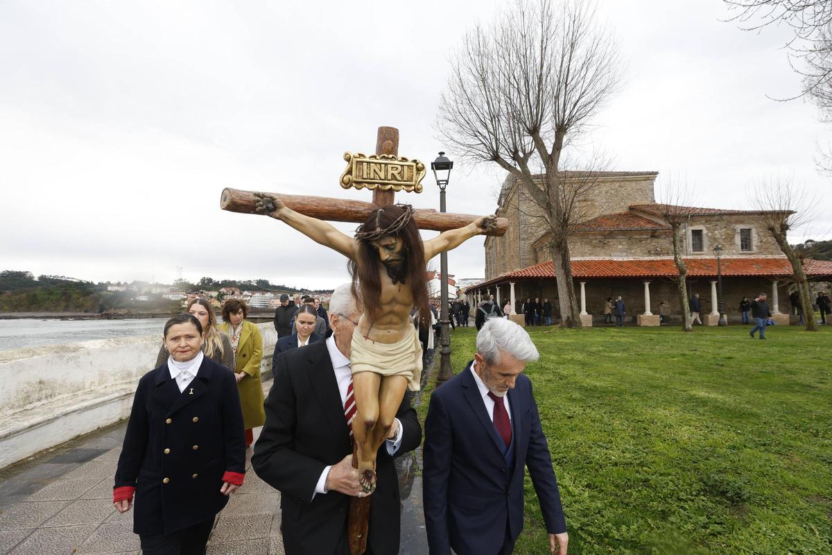 EN IMÁGENES: El cardenal Artime preside la fiesta del Socorro en Luanco, junto al Arzobispo y con la presencia de Adrián Barbón