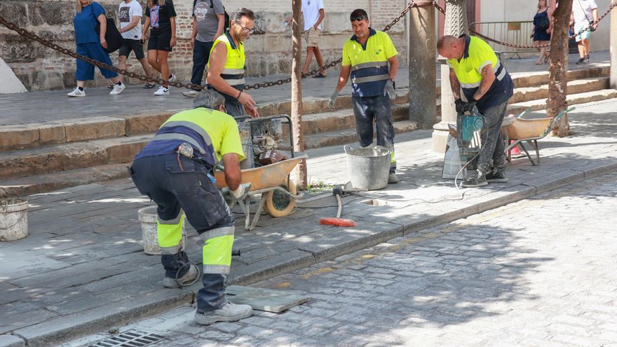 Archivo - Foto de archivo de varios operarios trabajando en calle Alemanes.