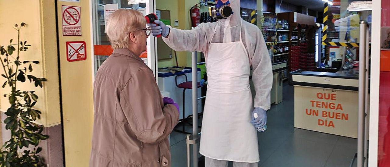 Toma de temperatura a una clienta a la entrada de un establecimieto de alimentación en Torrevieja, el pasado mes de abril.