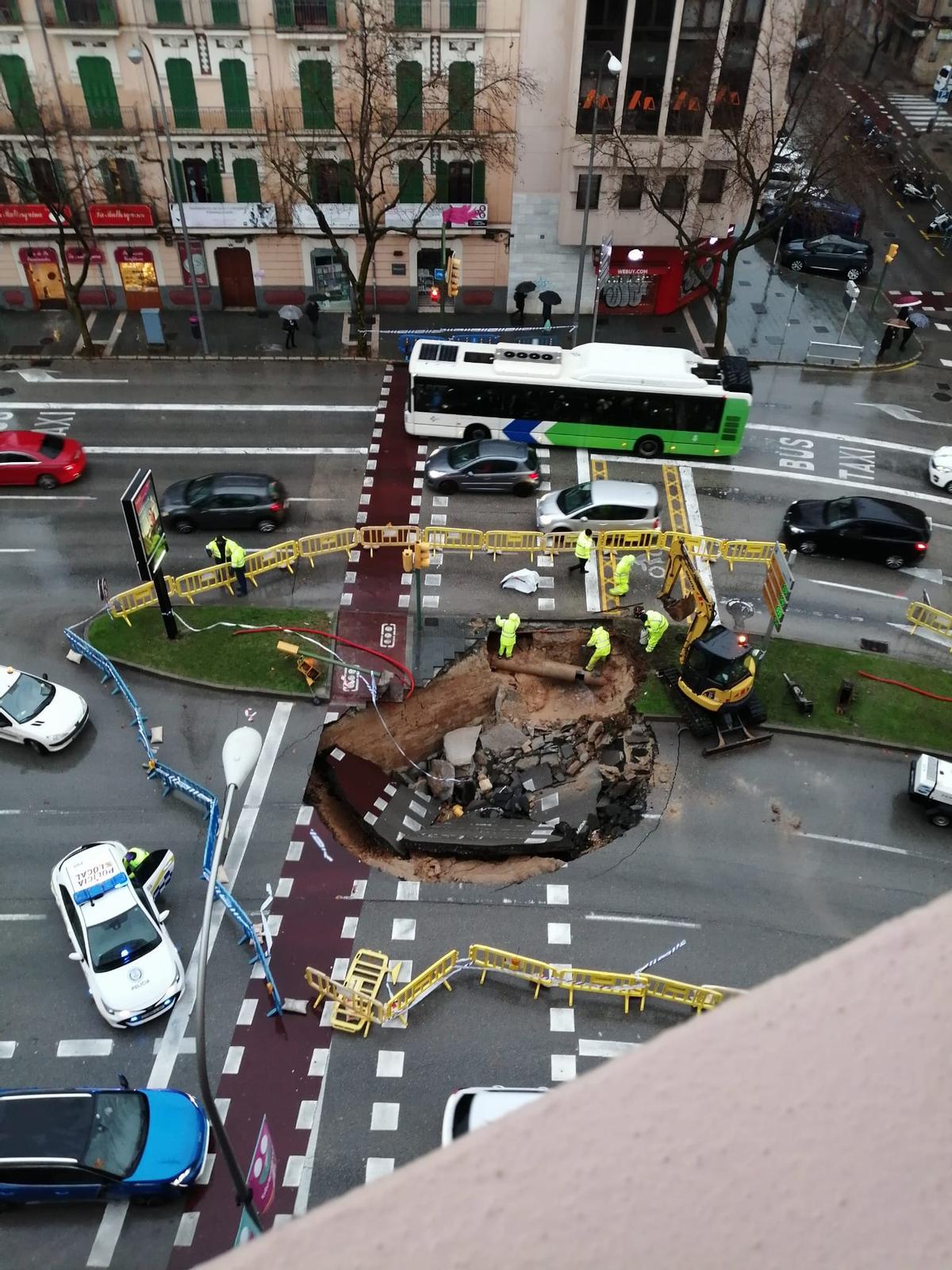 FOTOS | La borrasca Juliette provoca un socavón en las avenidas de Palma FOTOS | La borrasca Juliette provoca un socavón en las avenidas de Palma