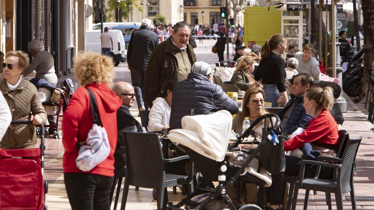 Una terraza llena de clientes en l'Albereda de Xàtiva, en una imagen de archivo.