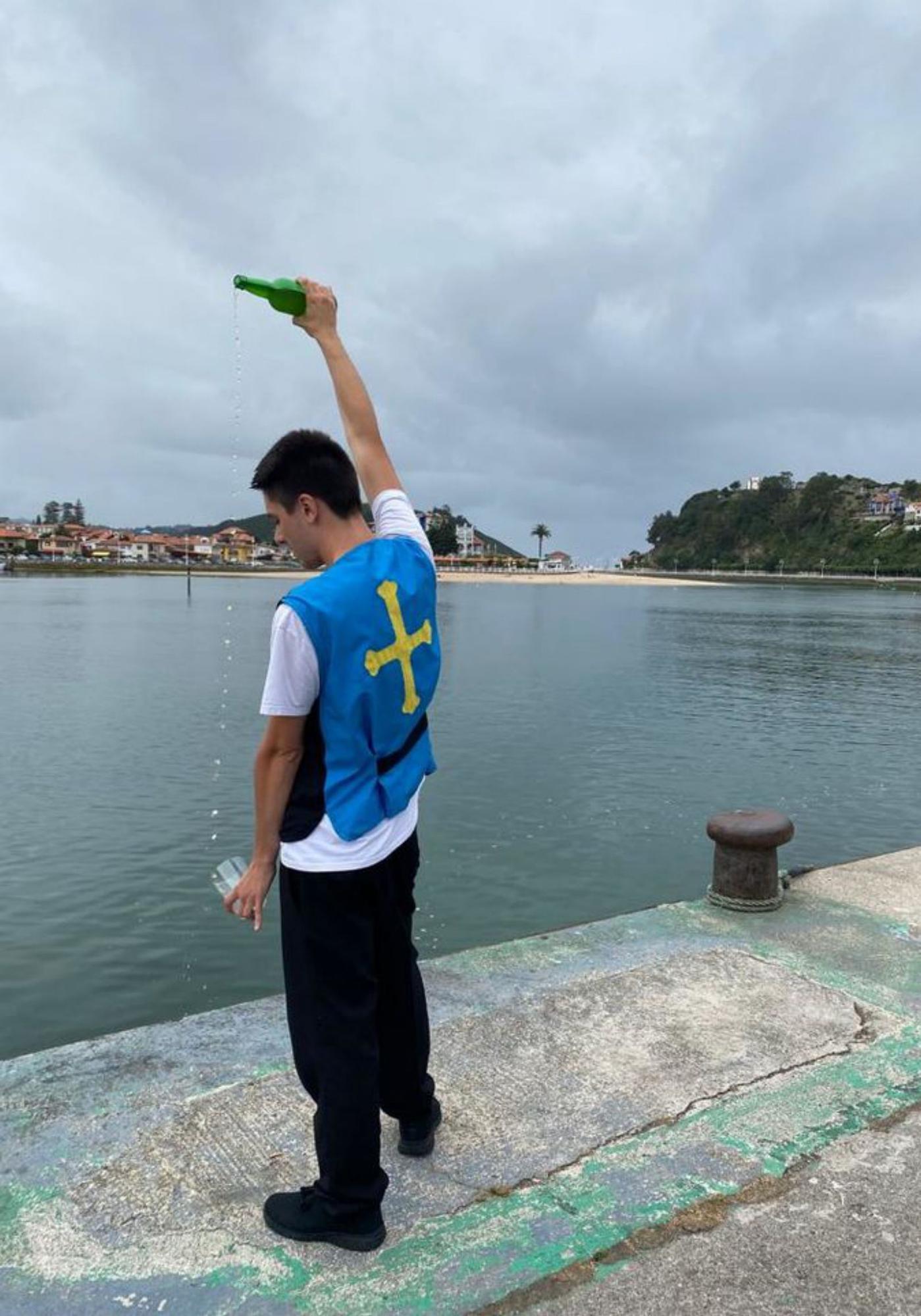 Santiago Morales, escanciando un culín de sidra.