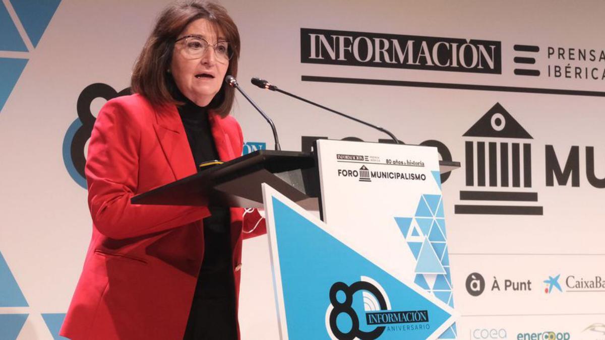 La rectora de la UA, Amparo Navarro, pronunciando su discurso. | ÁXEL ÁLVAREZ