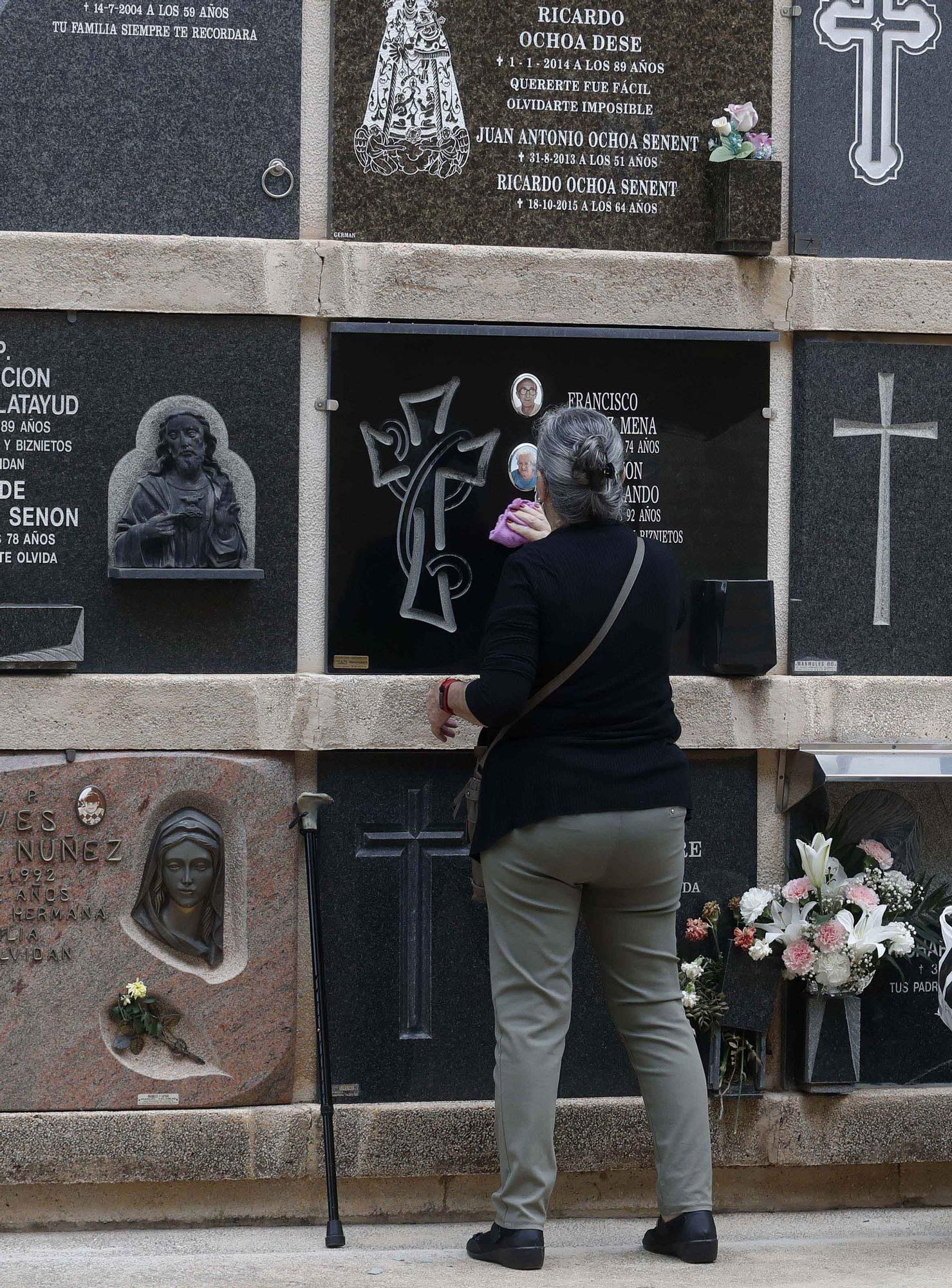 Masiva presencia en los cementerios en vísperas de Todos los Santos