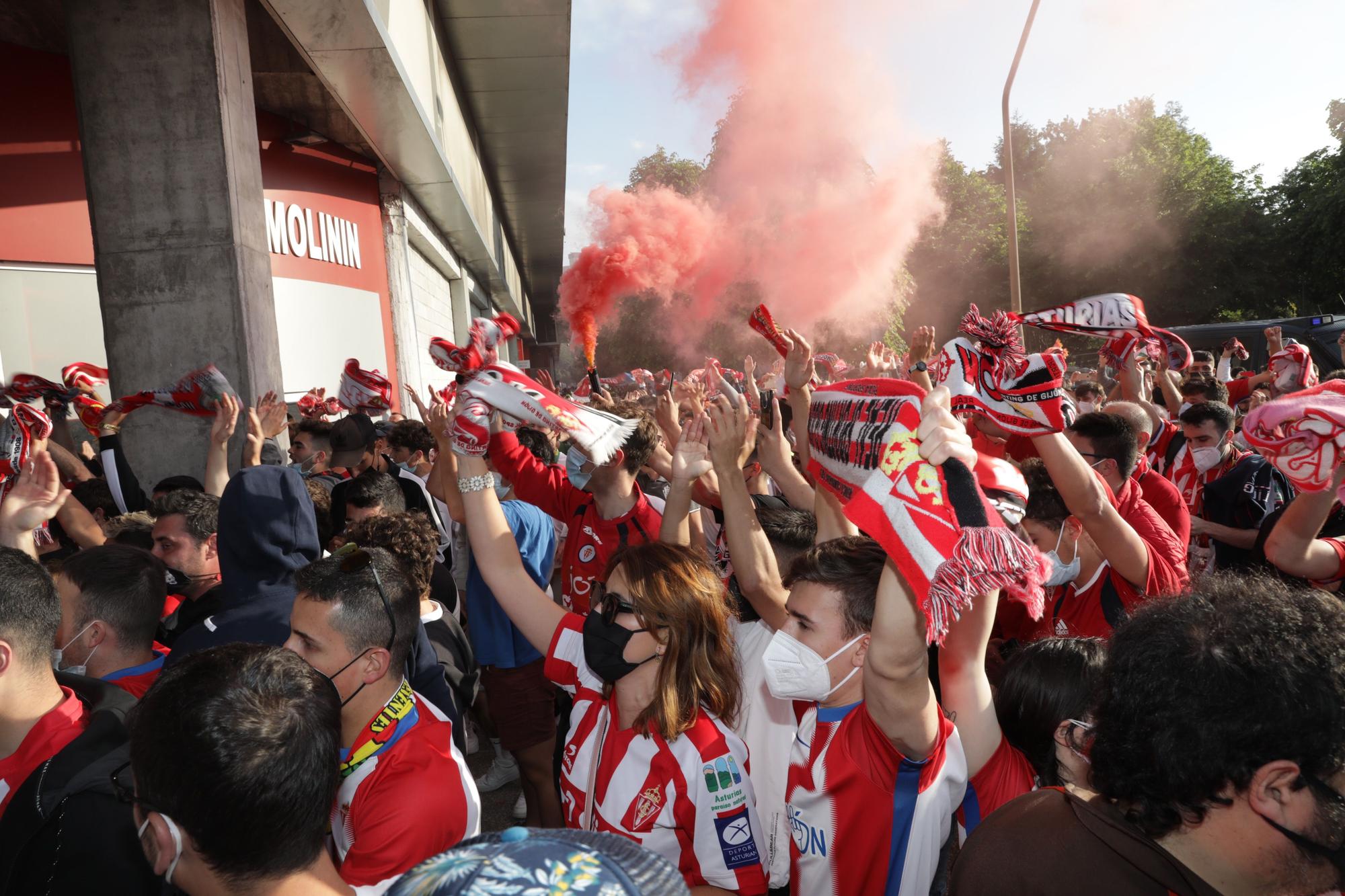 En imágenes: así fue la llegada del Sporting a El Molinón