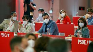 El presidente del Gobierno, Pedro Sánchez, flanqueado por José Luis Ábalos, Cristina Narbona y Adriana Lastra, durante el comité federal del PSOE de este 3 de julio en el Novotel Madrid Center de la capital.