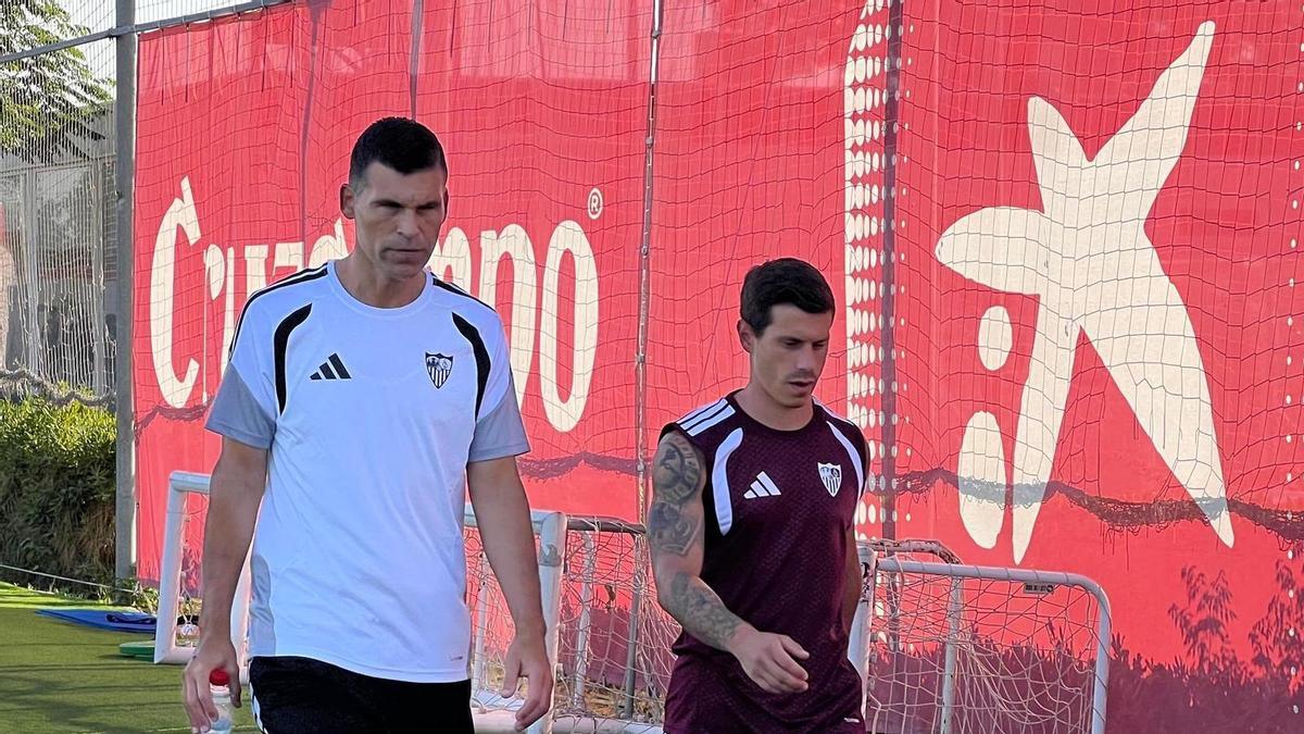 Alfon González se marcha del primer entrenamiento de pretemporada del Sevilla