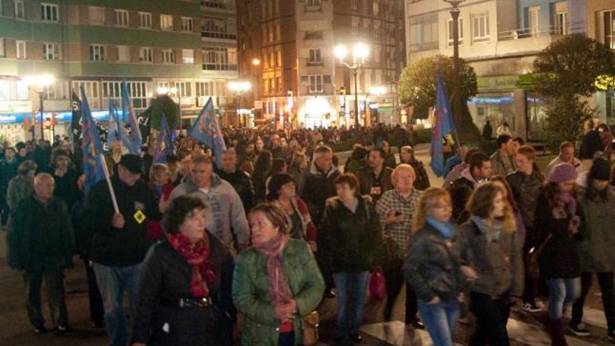 Decenas de personas se manifestaron ayer por las calles de Gijón en protesta por los recortes en sanidad.