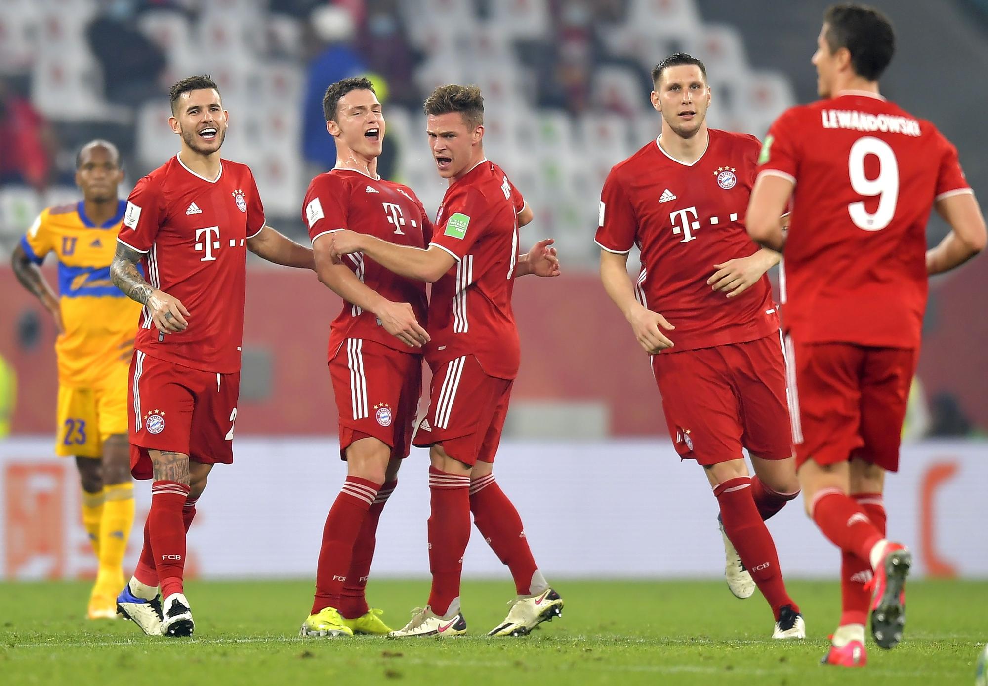 Pavard, felicitado por Kimmich después de anotar el 1-0 en Qatar.