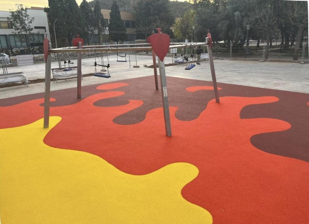 Junto a la parcela en la que se creará el parque acuático ya se ha construido una nueva zona de juegos infantiles.