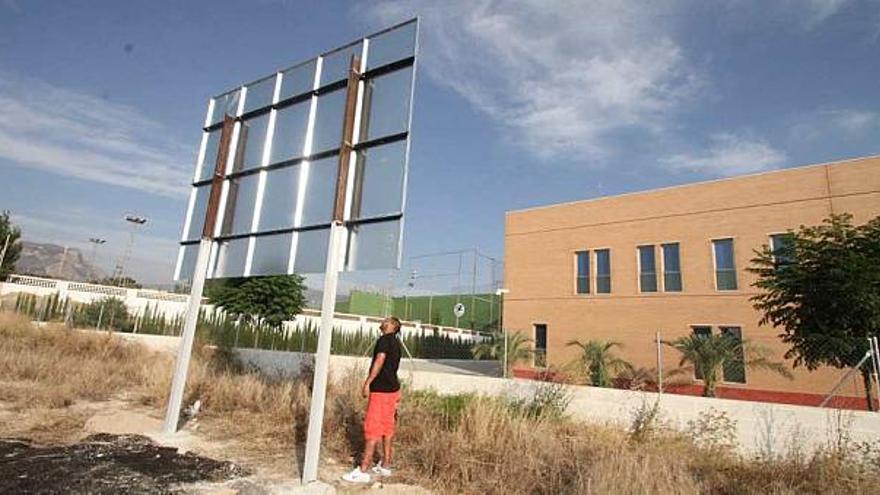 Imagen del cartel de la obra mirando hacia las oficinas de Hacienda.